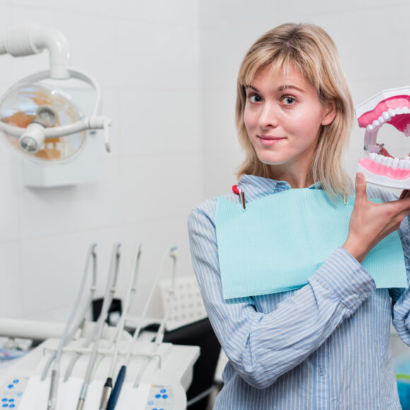 La manutenzione della protesi dentaria: consigli utili per una lunga durata