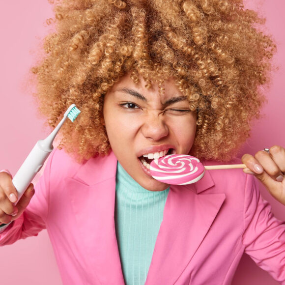 Le abitudini quotidiane che rovinano i denti (senza che te ne accorga)