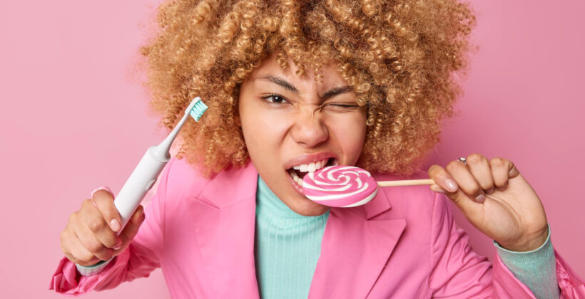 Le abitudini quotidiane che rovinano i denti (senza che te ne accorga)