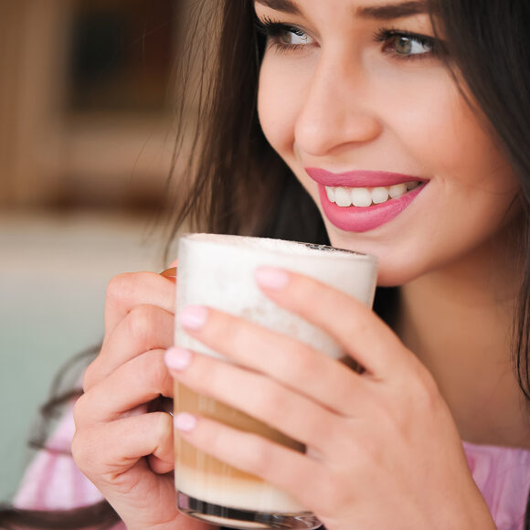 Denti macchiati da caffè e vino: rimedi efficaci e trattamenti professionali