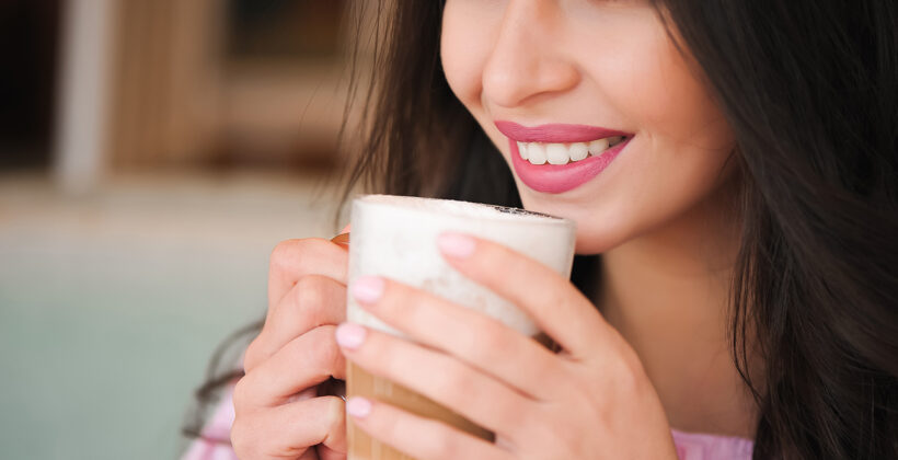Denti macchiati da caffè e vino: rimedi efficaci e trattamenti professionali