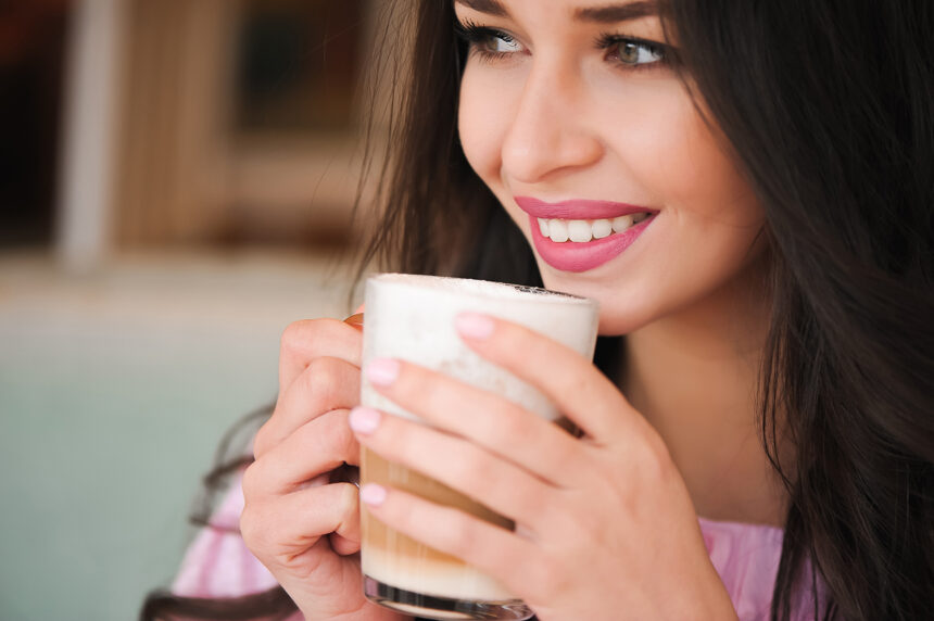 Denti macchiati da caffè e vino: rimedi efficaci e trattamenti professionali