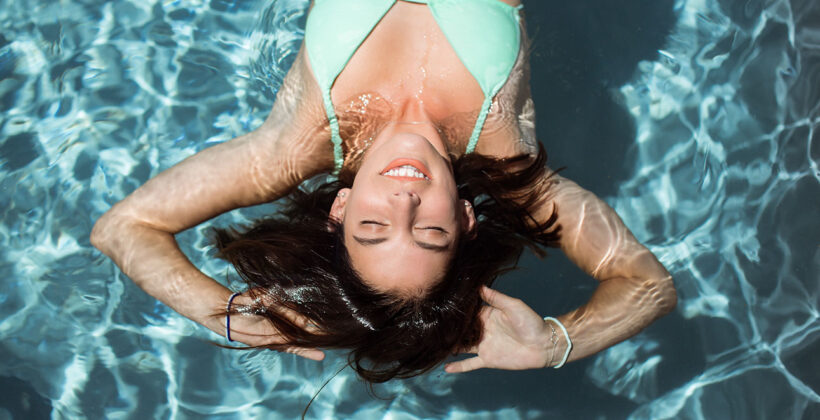 Denti e piscina: il cloro può rovinarli davvero?
